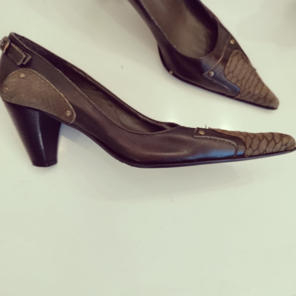 Lumiani Brown Pointed Leather Pumps with Textured Toe - Picture 2 of 3